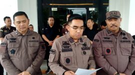 KAJARI TEBO DI DAMPINGI KAJATI JAMBI SAAT KONFERENSI PERS ATAS KABURNYA 1 ORANG TERDAKWA DI PN TEBO