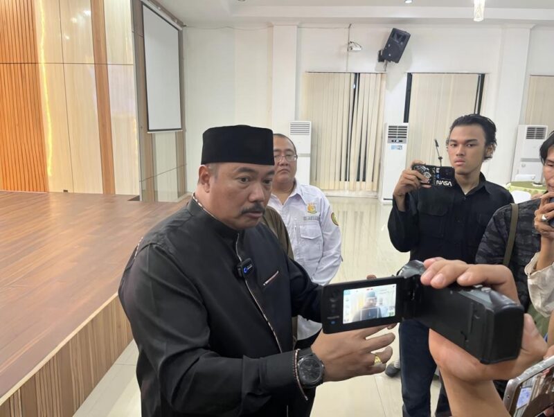 SUGENG HARIADI KAJATI JAMBI SAAT DI WAWANCARAI REKAN-REKAN MEDIA