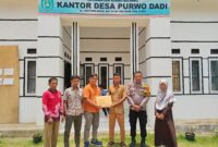 Elward Agus P Resmi Daftar Calon Kepala Desa Purwodadi dan Menyerahkan Berkas Kepada Pendaftaran Kepada Panitia. 