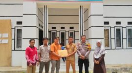 Elward Agus P Resmi Daftar Calon Kepala Desa Purwodadi dan Menyerahkan Berkas Kepada Pendaftaran Kepada Panitia. 