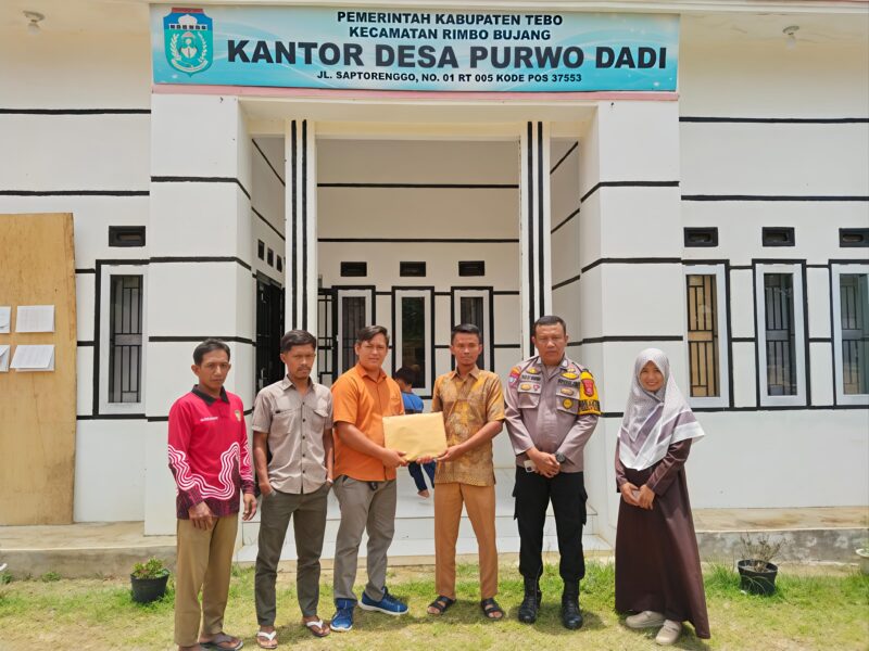 Elward Agus P Resmi Daftar Calon Kepala Desa Purwodadi dan Menyerahkan Berkas Kepada Pendaftaran Kepada Panitia. 