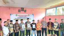 Para Calon Kepala Desa setelah mendapatkan Nomor Urut.