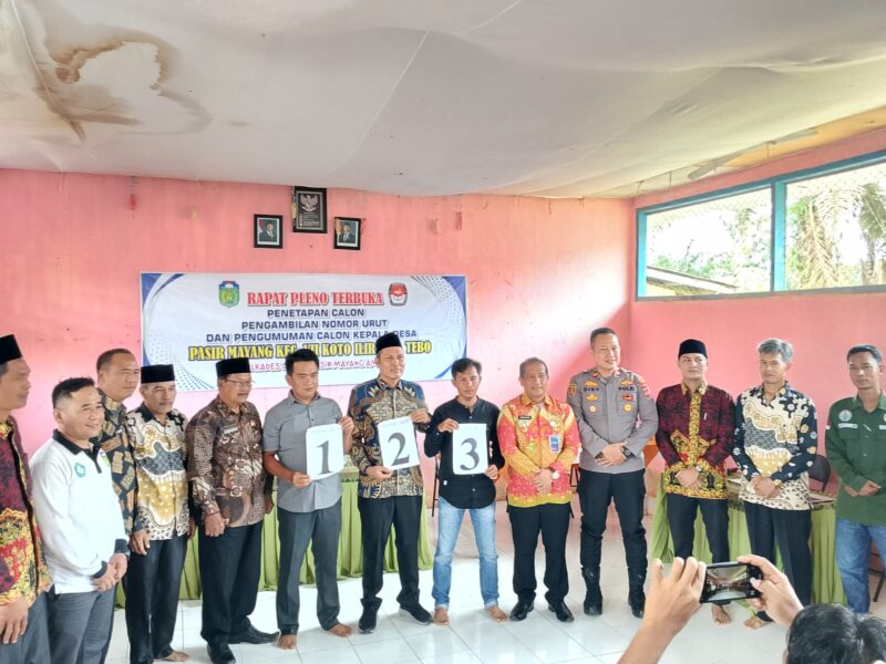 Para Calon Kepala Desa setelah mendapatkan Nomor Urut.