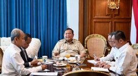 Presiden Prabowo Subianto Bersama Menteri Energi dan Sumber Daya Mineral (ESDM) Bahlil Lahadalia di Istana Merdeka.