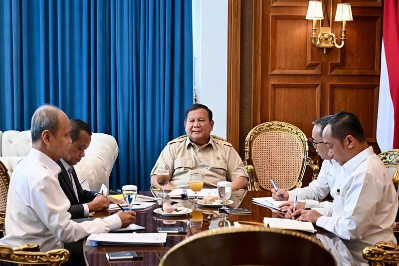 Presiden Prabowo Subianto Bersama Menteri Energi dan Sumber Daya Mineral (ESDM) Bahlil Lahadalia di Istana Merdeka.