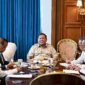 Presiden Prabowo Subianto Bersama Menteri Energi dan Sumber Daya Mineral (ESDM) Bahlil Lahadalia di Istana Merdeka.