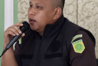 KASI PIDSUS KEJAKSAAN NEGERI TEBO SAAT MEMBERIKAN SAMBUTAN PADA PEMERIKSAAN PULUHAN SAKSI DI KANTOR CAMAT RIMBO ULU