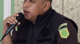 KASI PIDSUS KEJAKSAAN NEGERI TEBO SAAT MEMBERIKAN SAMBUTAN PADA PEMERIKSAAN PULUHAN SAKSI DI KANTOR CAMAT RIMBO ULU