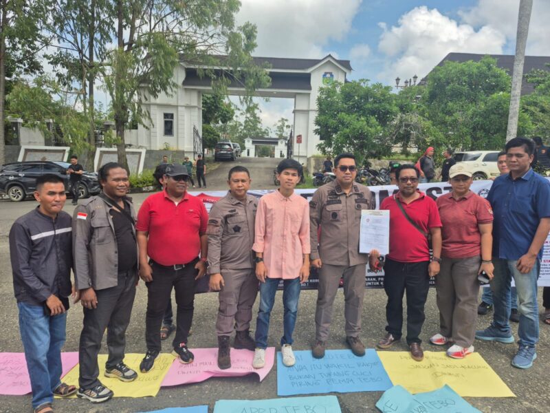 Foto Bersama Kepala Kejaksaan Negeri Tebo Setelah Menerima Berkas Aduan.