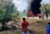 Tangkapan Layar Bus ALS dan Mobil Tangki Terbakar.