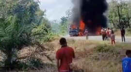 Tangkapan Layar Bus ALS dan Mobil Tangki Terbakar.