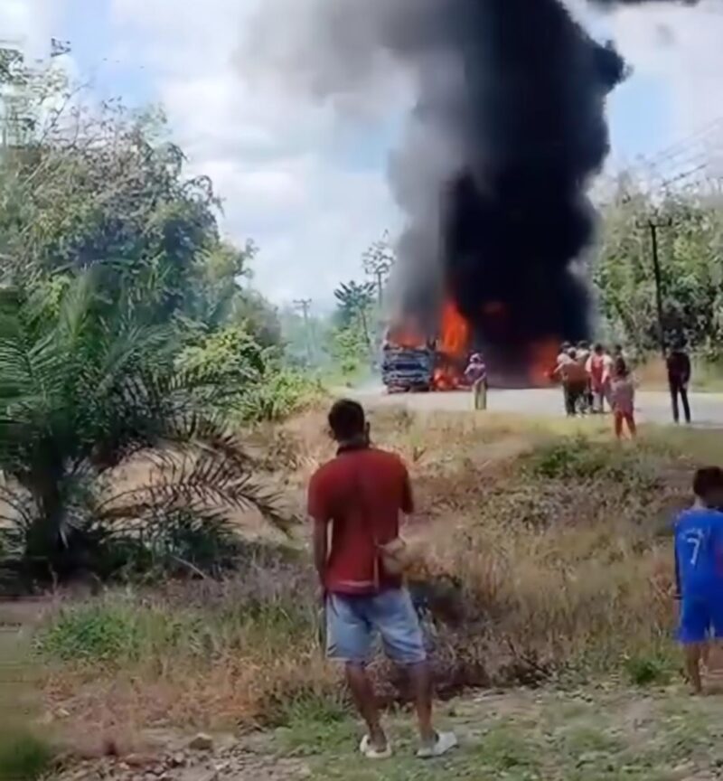 Tangkapan Layar Bus ALS dan Mobil Tangki Terbakar.