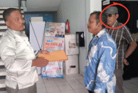 Informasi salah satu Ketua RT, yakni Abdullah (red) yang menjabat sebagai Ketua RT 10, terlihat hadir saat tim pemenangan nomor urut 01, menyerahkan Surat Keberatan hasil Penghitungan Suara di Kantor PMD Tebo.