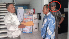 Informasi salah satu Ketua RT, yakni Abdullah (red) yang menjabat sebagai Ketua RT 10, terlihat hadir saat tim pemenangan nomor urut 01, menyerahkan Surat Keberatan hasil Penghitungan Suara di Kantor PMD Tebo.