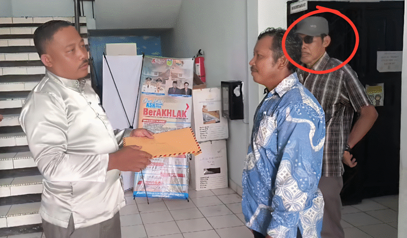 Informasi salah satu Ketua RT, yakni Abdullah (red) yang menjabat sebagai Ketua RT 10, terlihat hadir saat tim pemenangan nomor urut 01, menyerahkan Surat Keberatan hasil Penghitungan Suara di Kantor PMD Tebo.