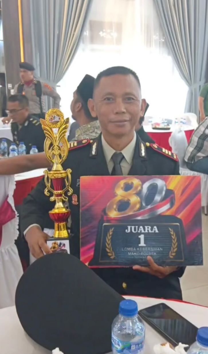 KAPOLSEK RIMBO ULU SAAT MEMENANGKAN TROFI JUARA 1 LOMBA KEBERSIHAN MAKO