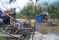 Tampak Mesin Dompeng Sedang Beroperasi di Wilayah Desa Mekar Kencana