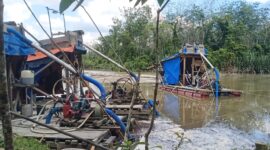 Tampak Mesin Dompeng Sedang Beroperasi di Wilayah Desa Mekar Kencana
