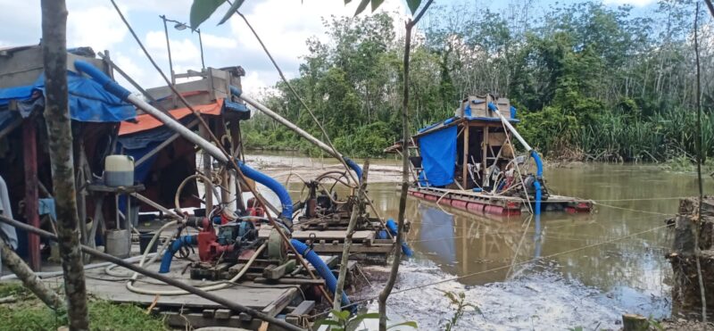 Tampak Mesin Dompeng Sedang Beroperasi di Wilayah Desa Mekar Kencana