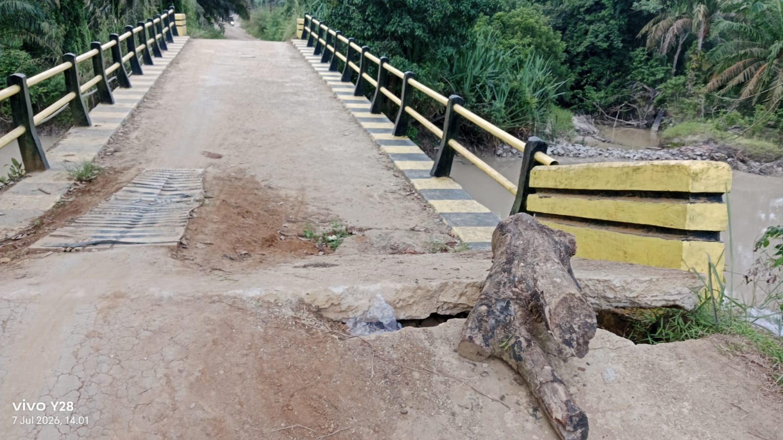IMG-20260707-WA0019 Jembatan Jalan Sapat Amblas, Warga Mekar Kencana Desak Pemerintah Segera Turun Tangan