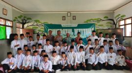 FOTO BERSAMA DALAM KEGIATAN SOSIALISASI KEBANGSAAN DAN KAMPANYE ANTI-BULLYING DI PONPES SHUFFAH HIZBULLAH AL FATAH