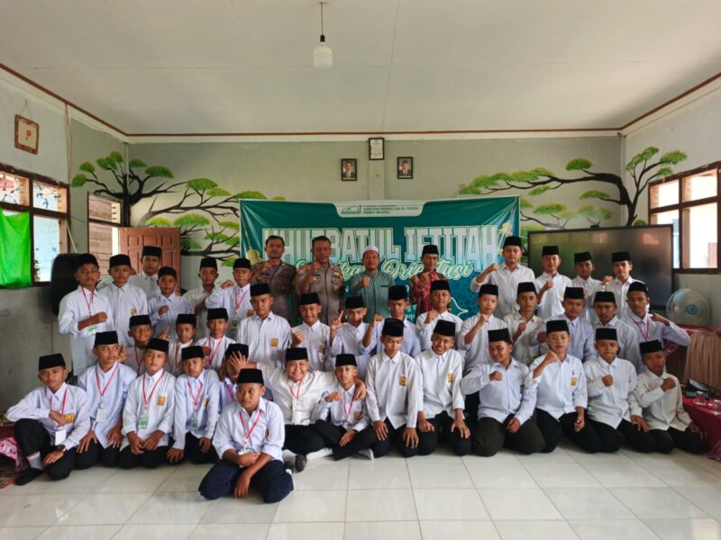FOTO BERSAMA DALAM KEGIATAN SOSIALISASI KEBANGSAAN DAN KAMPANYE ANTI-BULLYING DI PONPES SHUFFAH HIZBULLAH AL FATAH