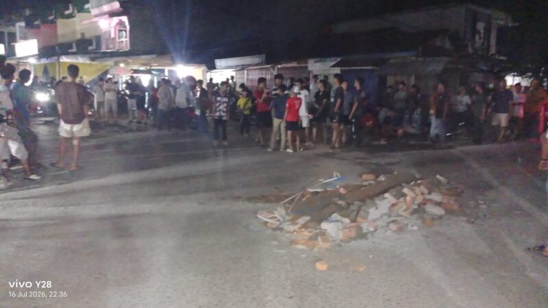 Beton Pondasi Untuk E-parkir Dirusak Massa Pasar Sarinah Rimbo Bujang